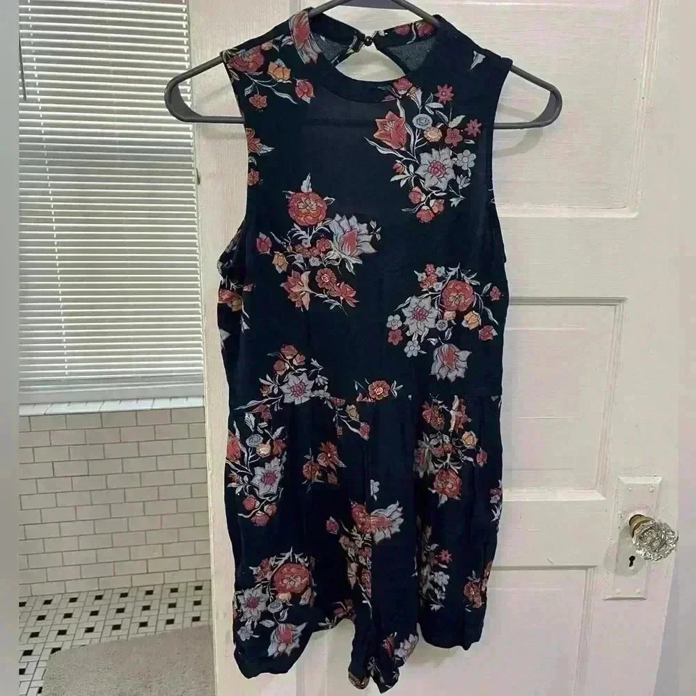 Navy blue floral lightweight‎ short tanktop romper with pockets size medium